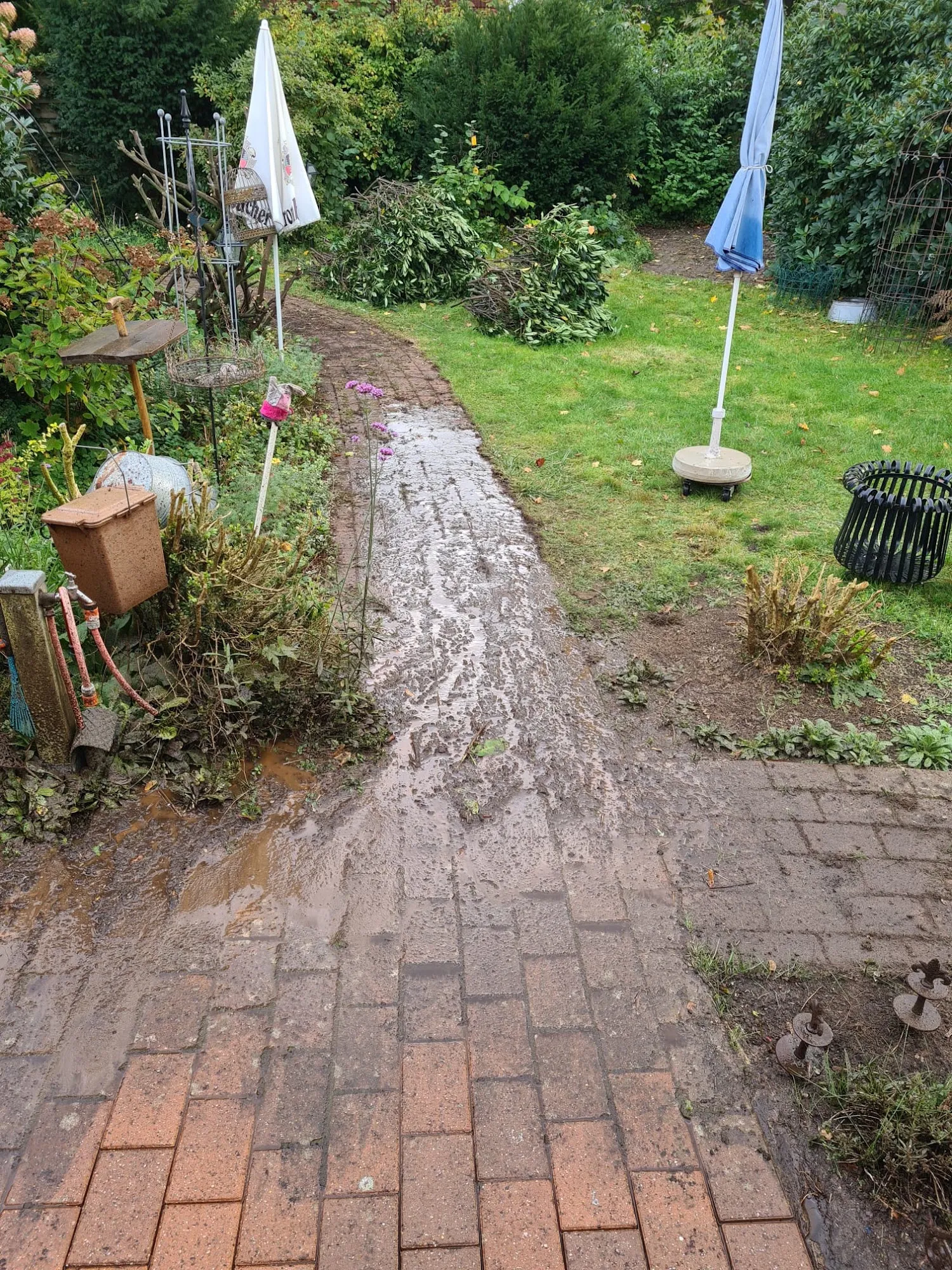 Bauphase Pflasterweg und Erdarbeiten