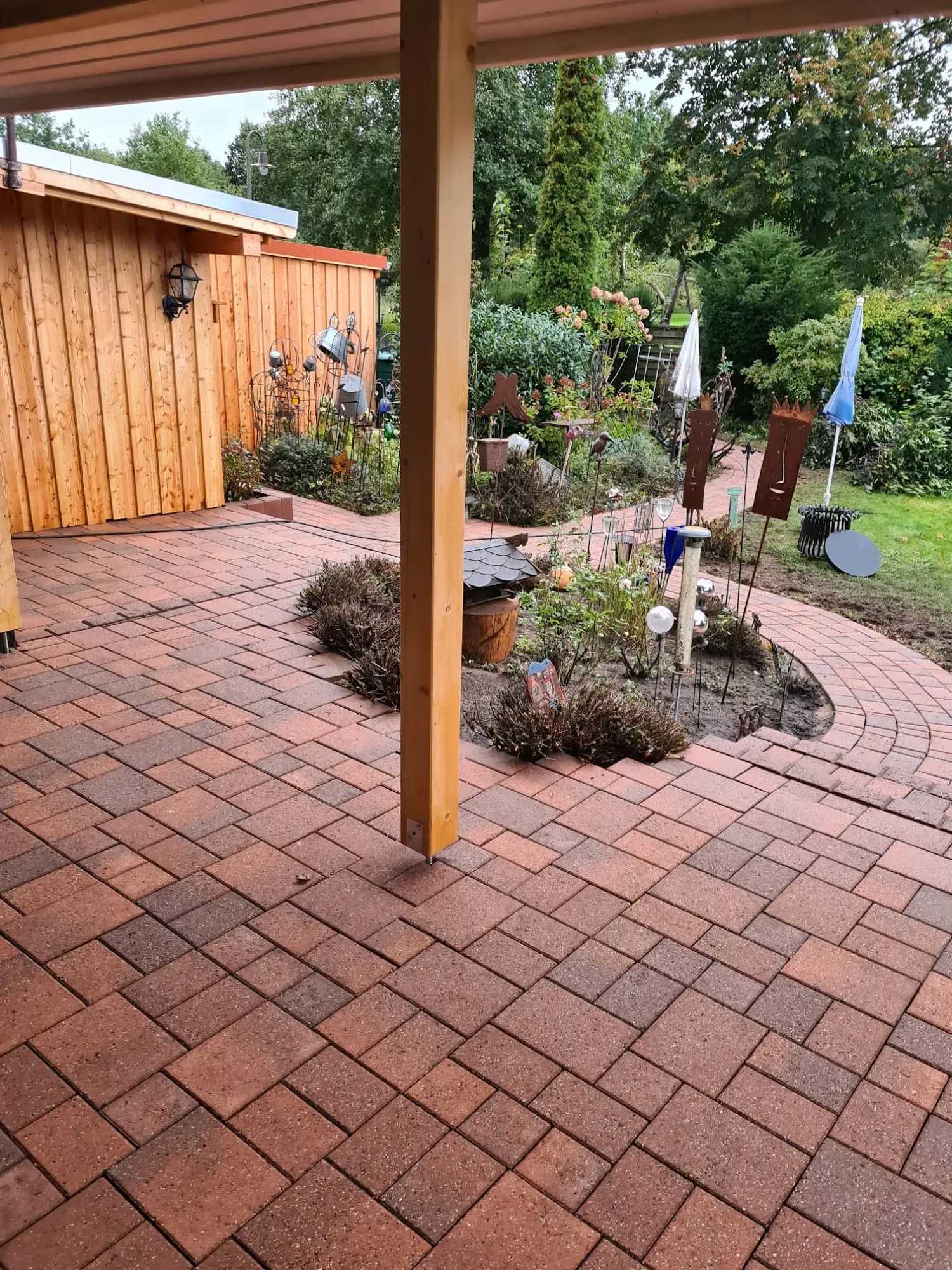 Geschwungener Klinkerweg und Terrassenfläche in rotem Pflasterklinker