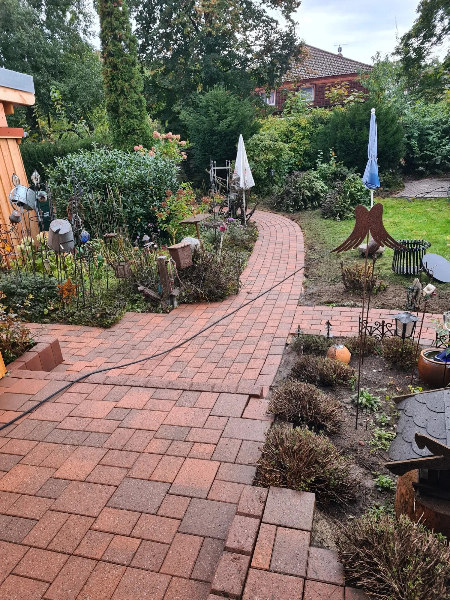 Verlegter Pflasterweg mit Anschluss an Gartenbäume