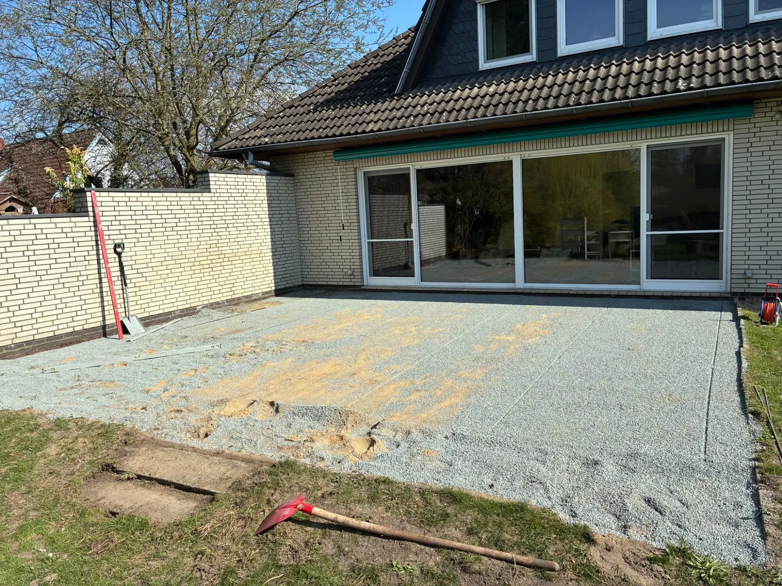 Vorbereitetes Splittbett mit Abziehschienen für Terrassenverlegung