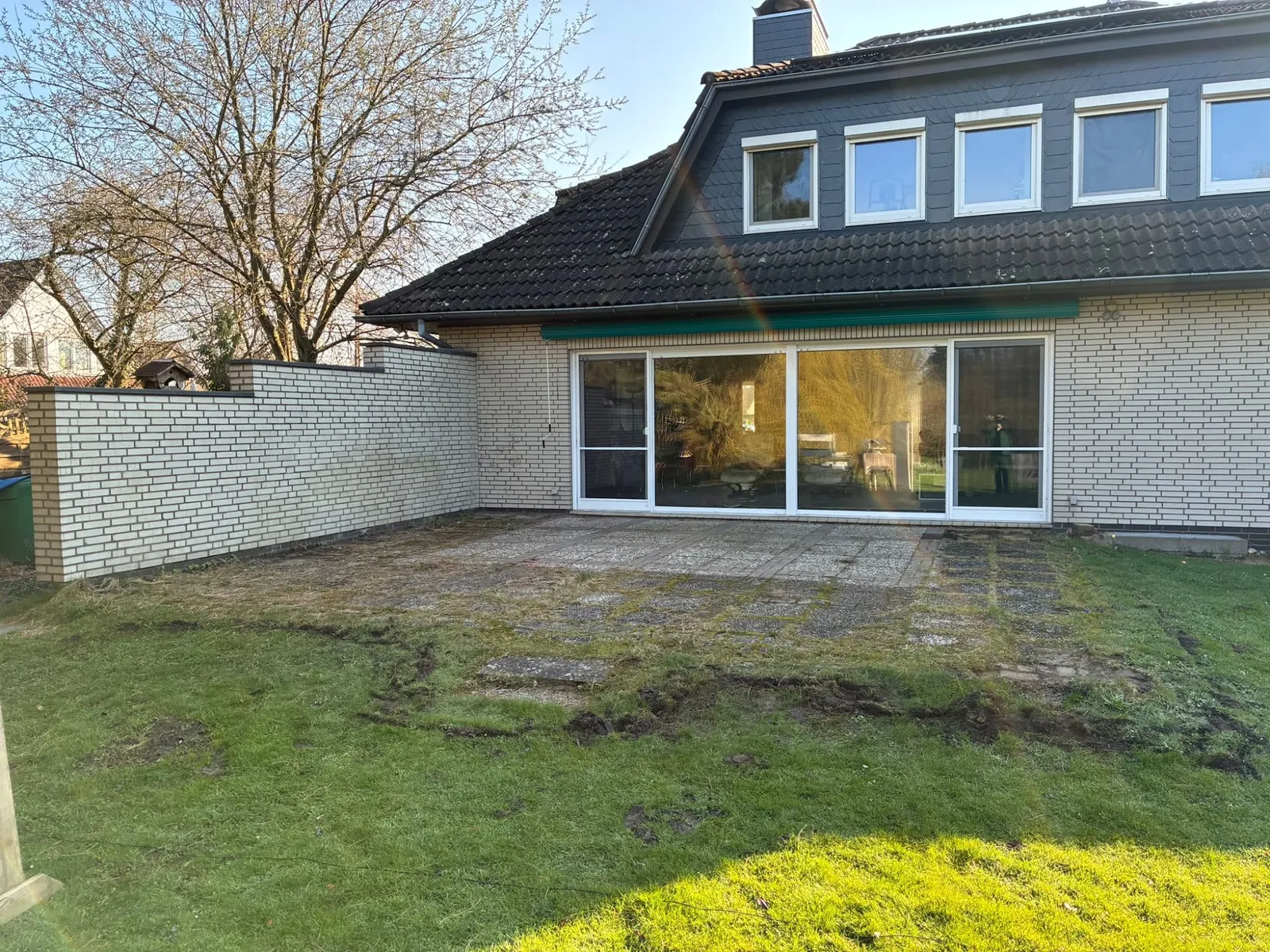 Altbestand: Verwitterte Terrassenplatten vor der Sanierung