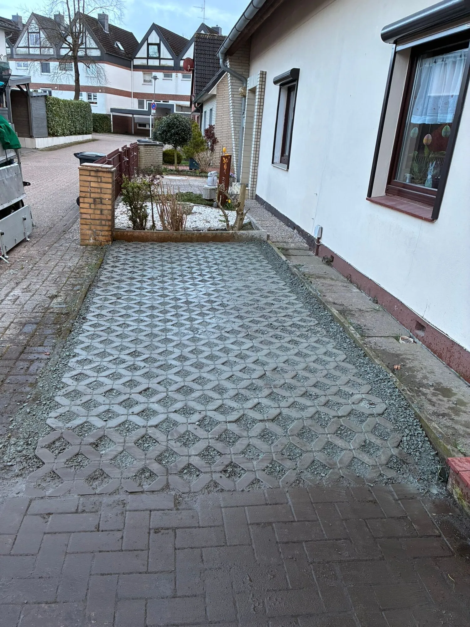 Neu gebaute Einfahrt mit Rasengittersteinen und Splittfuge